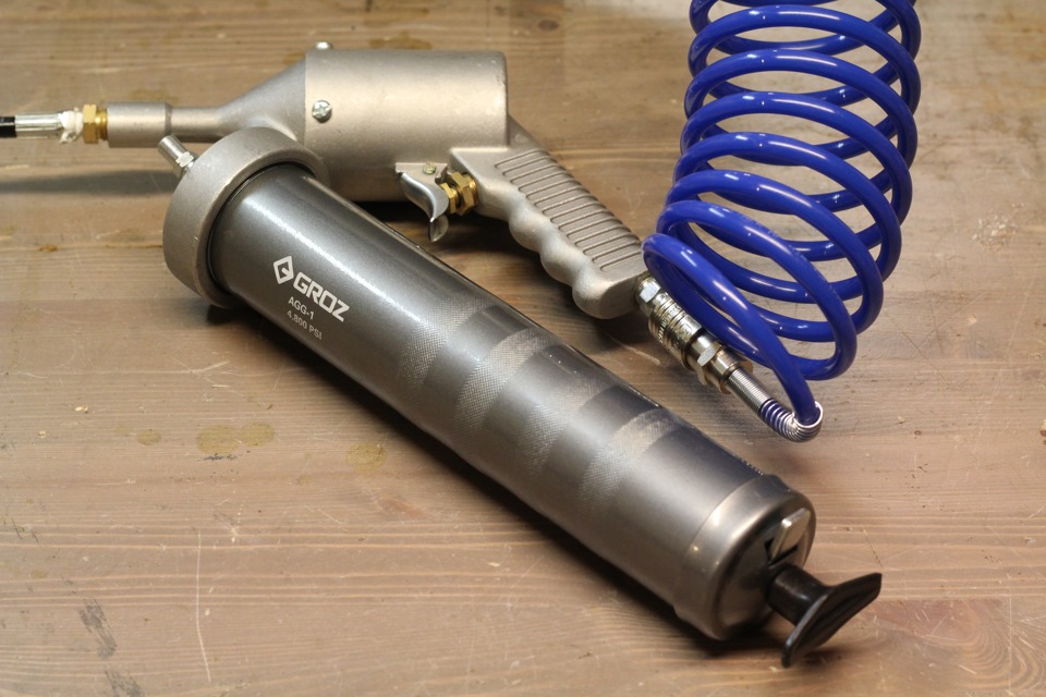 Шприц для смазки крестовин тойота ленд крузер 100. Плунжерный шприц для смазки крестовин карданов. Шприц плунжерный groz. Шприцевание land cruiser 200. Шприц для шприцевания крестовин.